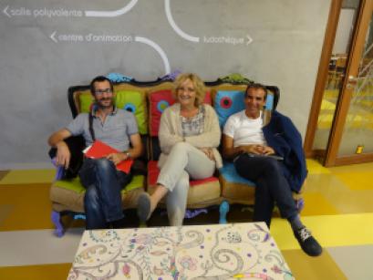 Voyage bordeaux sur le canape colore